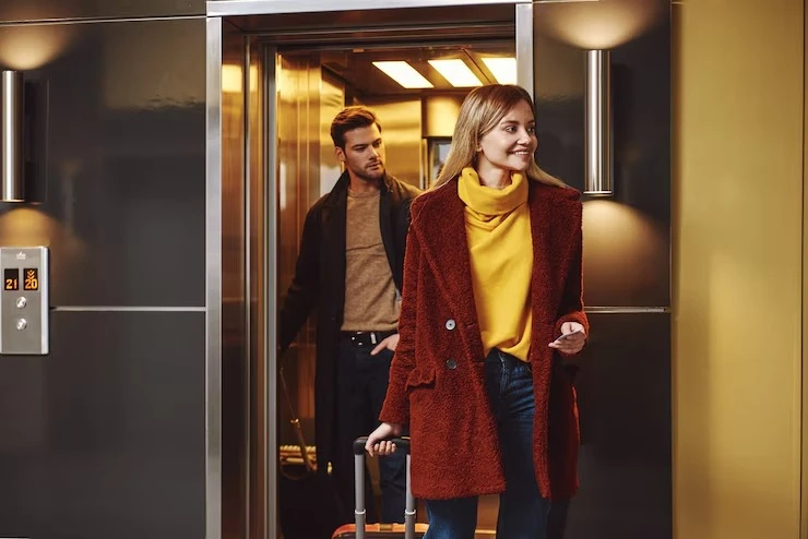 Inspeção em elevador comercial